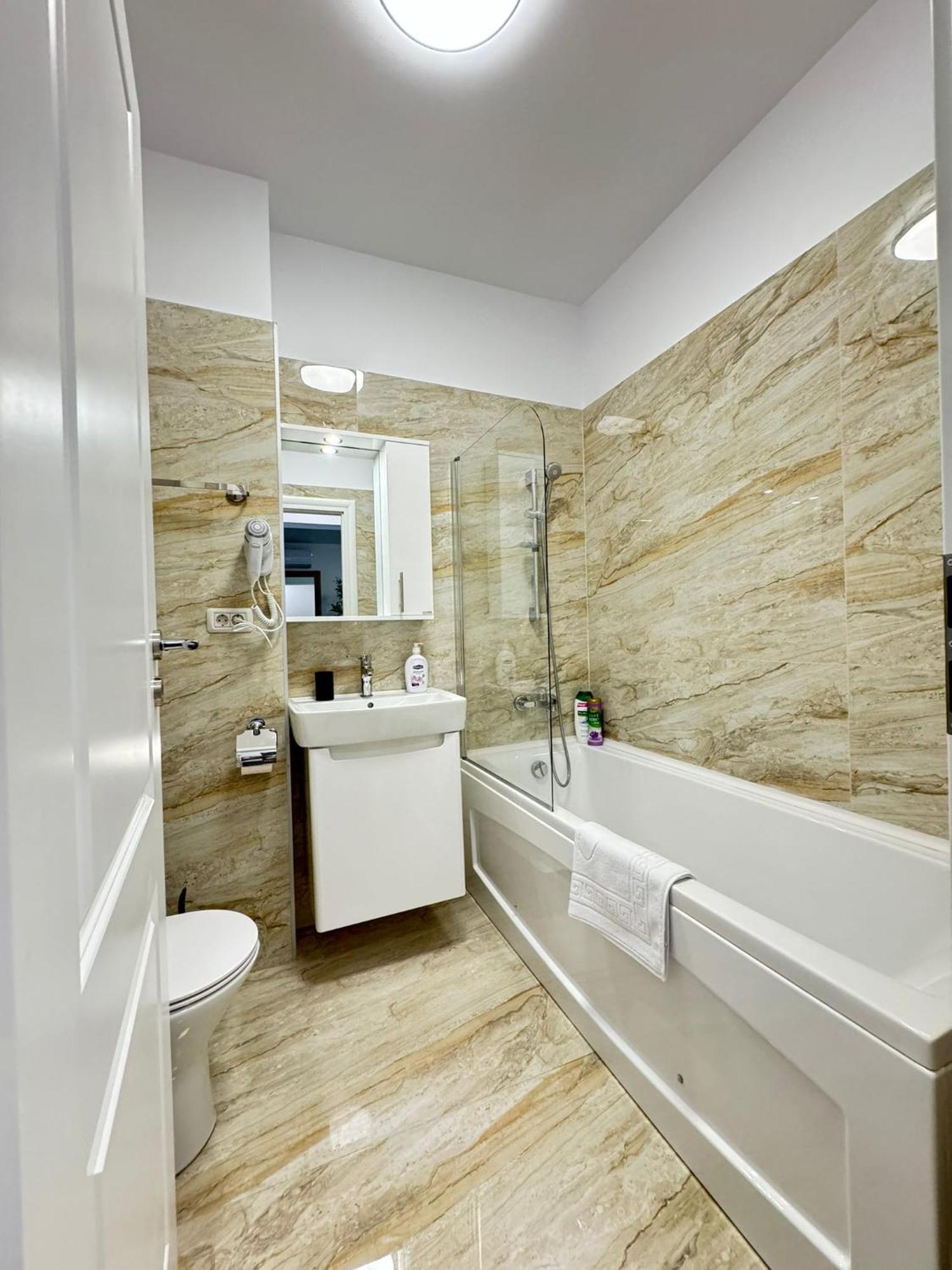 Luxury Glam Apartments Central Adress Bucuresti With Parking Bagian luar foto